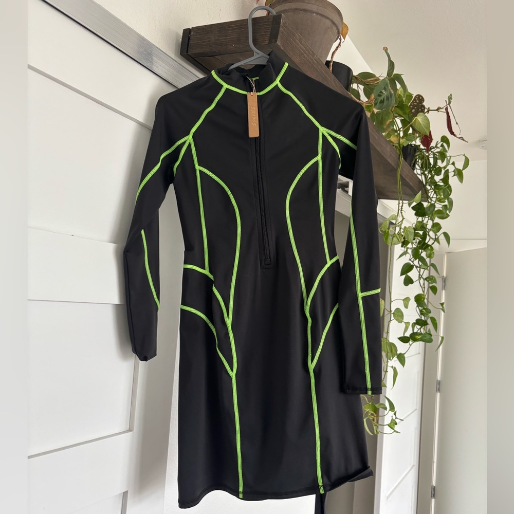 SKIMS ROSALÍA CAPSULE MOTOMAMI CONTOUR MOCK NECK MINI BRAT DRESS - Picture 4 of 7